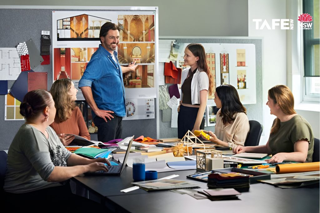 Chương trình được thiết kế theo định hướng thực hành chuyên sâu, giúp sinh viên phát triển năng lực nghề nghiệp thông qua trải nghiệm thực tế