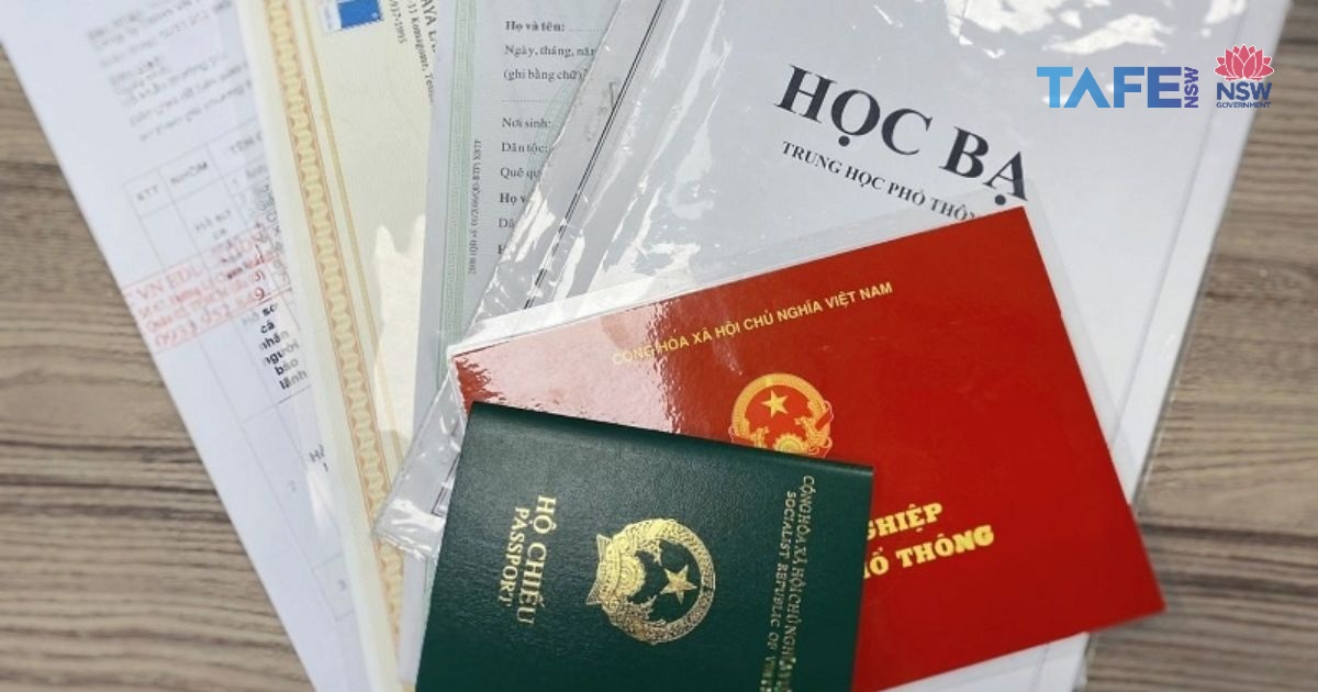 Toàn bộ giấy tờ bằng tiếng Việt cần được dịch sang tiếng Anh và công chứng theo yêu cầu của trường hoặc cơ quan xét duyệt visa.