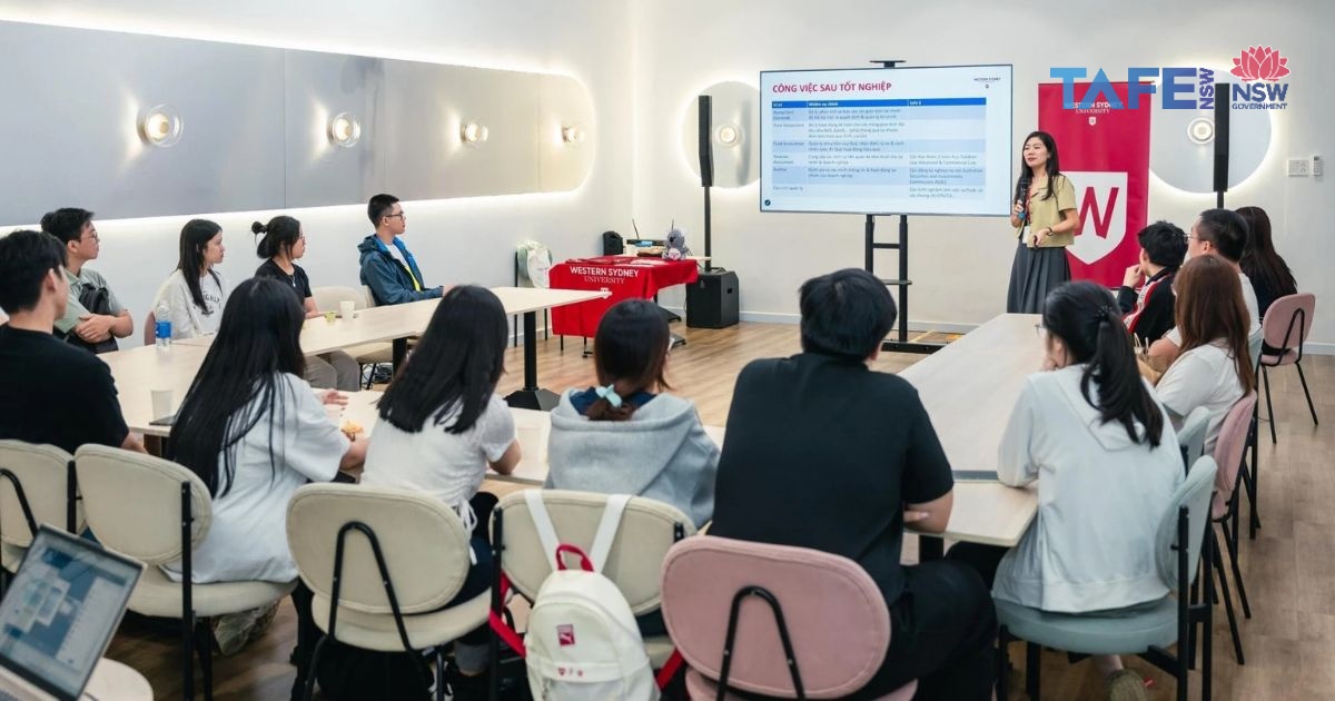 Nếu có kế hoạch làm việc lâu dài tại Úc, bạn nên ưu tiên các ngành thuộc nhóm thiếu hụt nhân lực như Điều dưỡng, Công nghệ thông tin, Kỹ thuật, Giáo dục hoặc Xây dựng.
