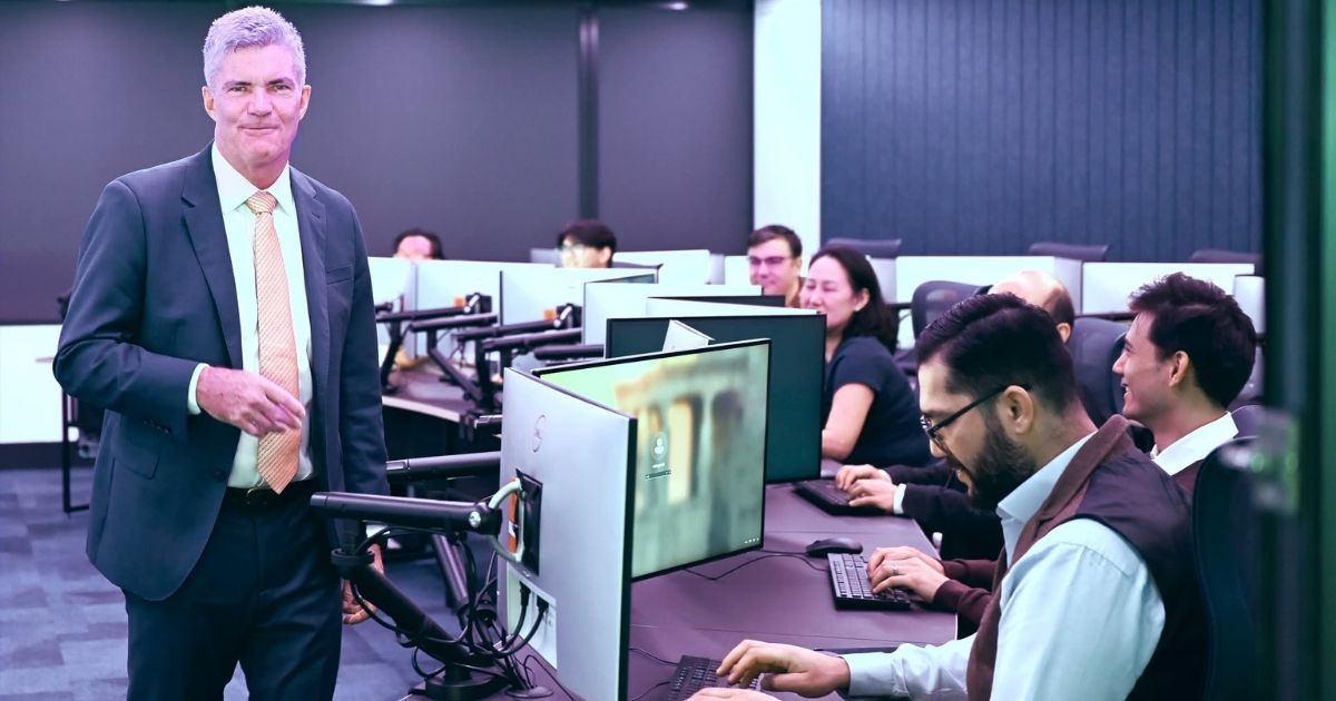 Học 100% bằng Tiếng Anh phát triển năng lực làm việc trong môi trường quốc tế