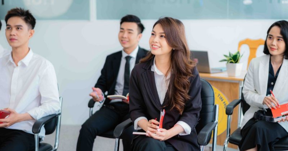 So sánh ngành Lãnh đạo và Quản lý với Quản trị Kinh doanh